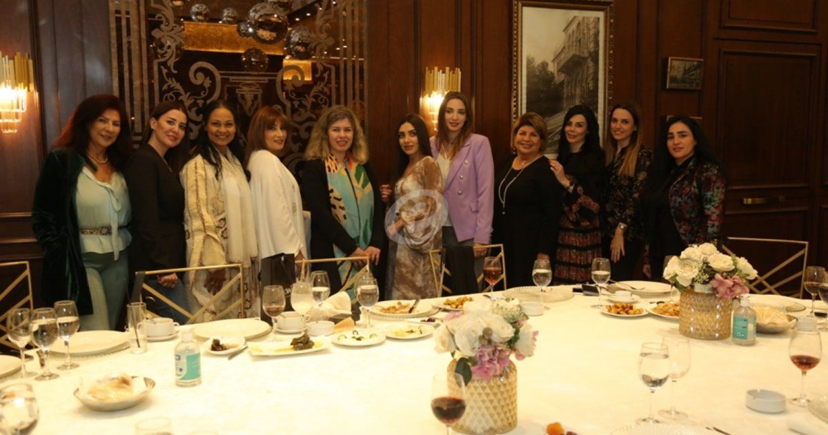 شاهد .. خاص بالصور- خبيرة التجميل سارة خباز تجمع هلا المرّ وأرز الشدياق وبرناديت حديب