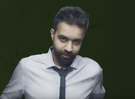 شاهد .. بالفيديو - عبد العزيز الويس يشوق متابعيه لمسرحيته الإستعراضية