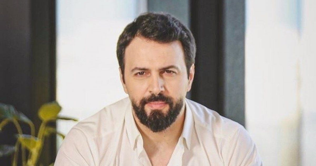 شاهد .. شقيق تيم حسن يخطف الأضواء منه..وسامته حديث المتابعين