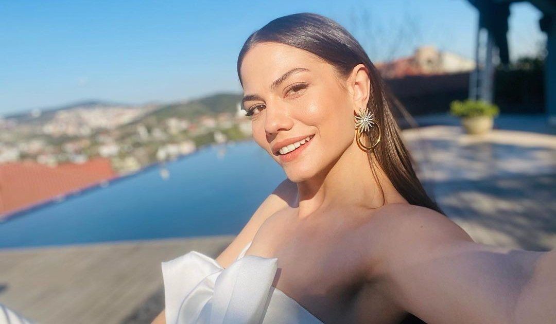 شاهد .. بالصورة - ديميت أوزديمير تشعل مواقع التواصل الإجتماعي بإطلالتها الصباحية