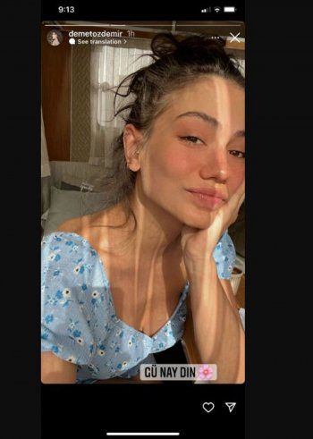 شاهد .. بالصورة - ديميت أوزديمير تشعل مواقع التواصل الإجتماعي بإطلالتها الصباحية