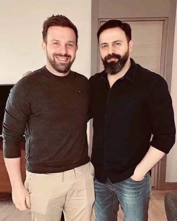 شاهد .. شقيق تيم حسن يخطف الأضواء منه..وسامته حديث المتابعين