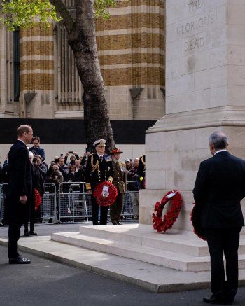 شاهد .. بالصور - دوقة كمبريدج كيت ميدلتون والأمير ويليام يحضران في ذكرى شهداء الجيش