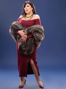 اتفرج – البرنسيسة فيفي عبده تبزر مفاتنها بفستان مثير