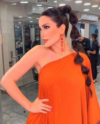 شاهد .. إطلالة نسرين طافش ملفتة للأنظار.. هكذا نسقت اللونين البرتقالي والبنفسجي