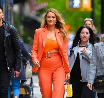 شاهد .. بالصورة - بلايك لايفلي تخطف الأنظار بإطلالة باللون البرتقالي اللامع