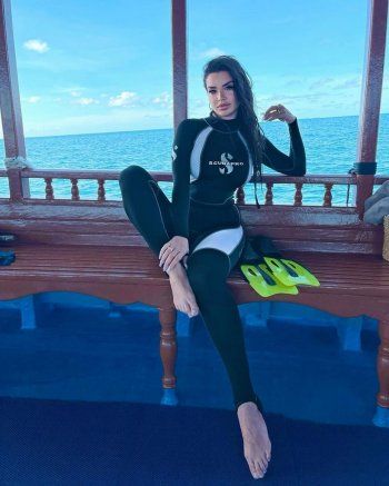 شاهد .. جوهرة تمارس رياضة الغوص في المالديف – بالصورة