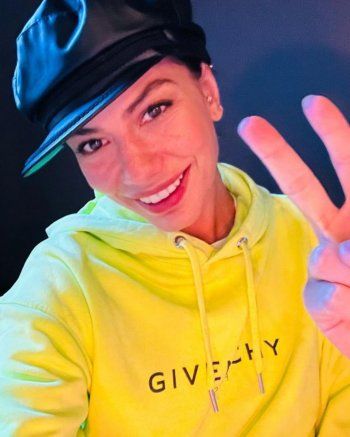 شاهد .. ديميت أوزديمير ترقص باحترافية وعفويتها تظهر مع خطيبها-بالصور وبالفيديو