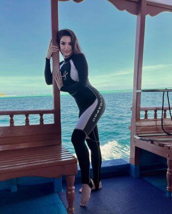 شاهد .. جوهرة تمارس رياضة الغوص في المالديف – بالصورة
