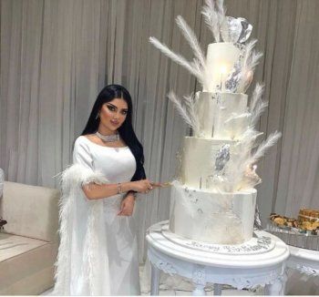 شاهد .. ملكة كابلي تبدو كالعروس في احتفال عيد ميلادها الفخم-بالصور