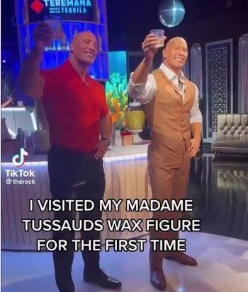 شاهد .. دواين جونسون يتصور قرب تمثال شمع إحدى المشهورات وهي تعلق