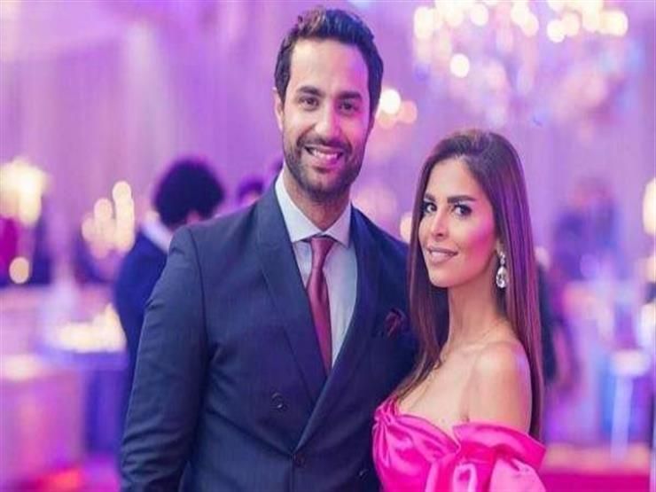 زوجة كريم فهمي تخطف الأنظار في سهرة رمضانية – شاهد