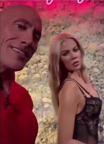 شاهد .. دواين جونسون يتصور قرب تمثال شمع إحدى المشهورات وهي تعلق