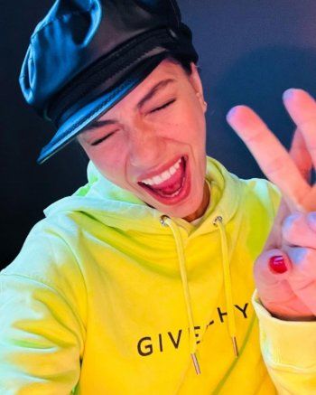 شاهد .. ديميت أوزديمير ترقص باحترافية وعفويتها تظهر مع خطيبها-بالصور وبالفيديو