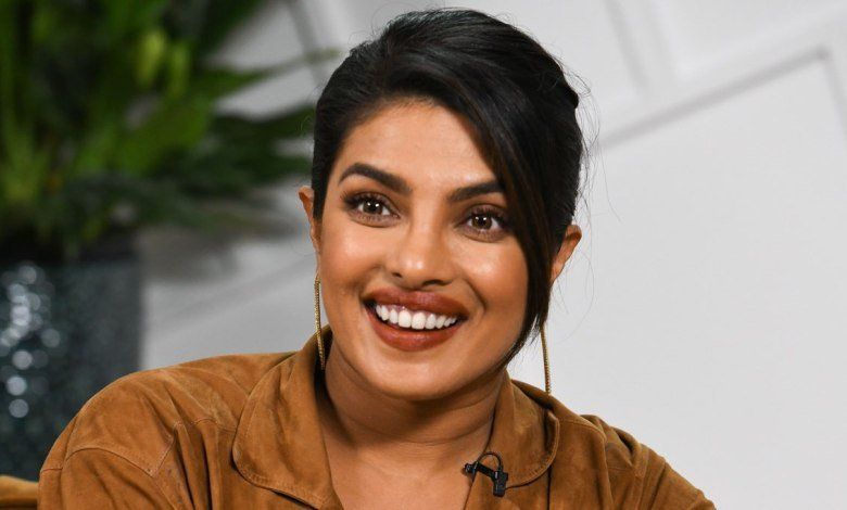 شاهد .. بريانكا شوبرا في المسبح من دون ماكياج.. ووجها يعرضها للإنتقادات