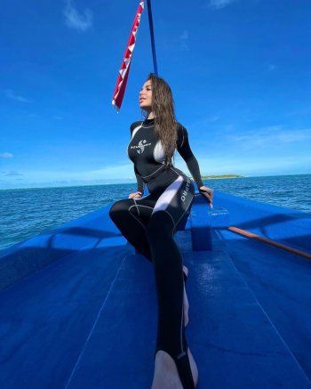 شاهد .. جوهرة تمارس رياضة الغوص في المالديف – بالصورة