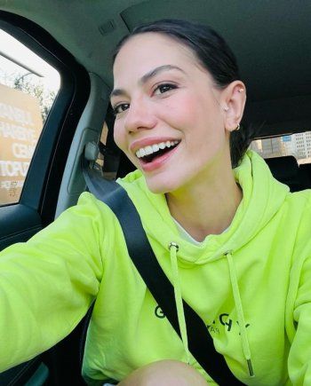 شاهد .. ديميت أوزديمير ترقص باحترافية وعفويتها تظهر مع خطيبها-بالصور وبالفيديو