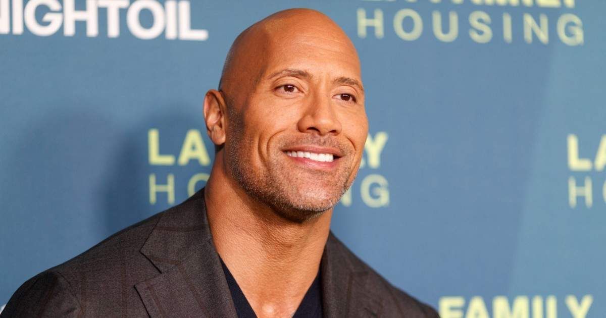 شاهد .. دواين جونسون يتصور قرب تمثال شمع إحدى المشهورات وهي تعلق