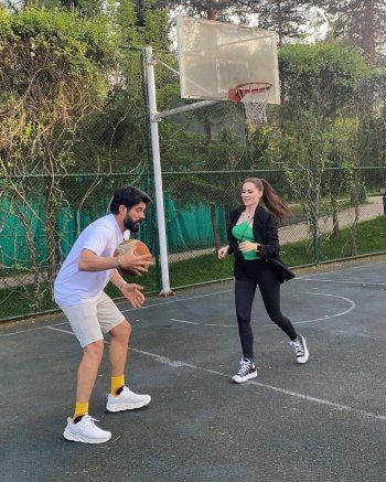 شاهد .. بوراك أوزجفيت وفهرية أفجان يستمتعان بوقتهما.. ويستعرضان هذه المهارة