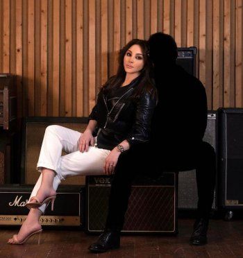 شاهد .. إليسا في أحضان رجل غريب.. فهل تكشف عن هوية حبيبها؟