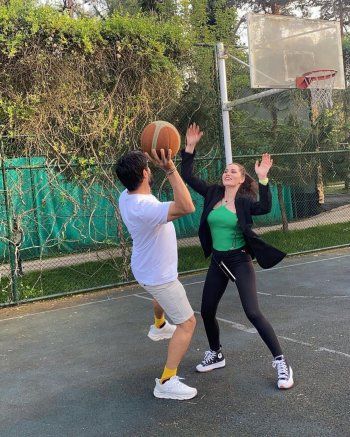 شاهد .. بوراك أوزجفيت وفهرية أفجان يستمتعان بوقتهما.. ويستعرضان هذه المهارة