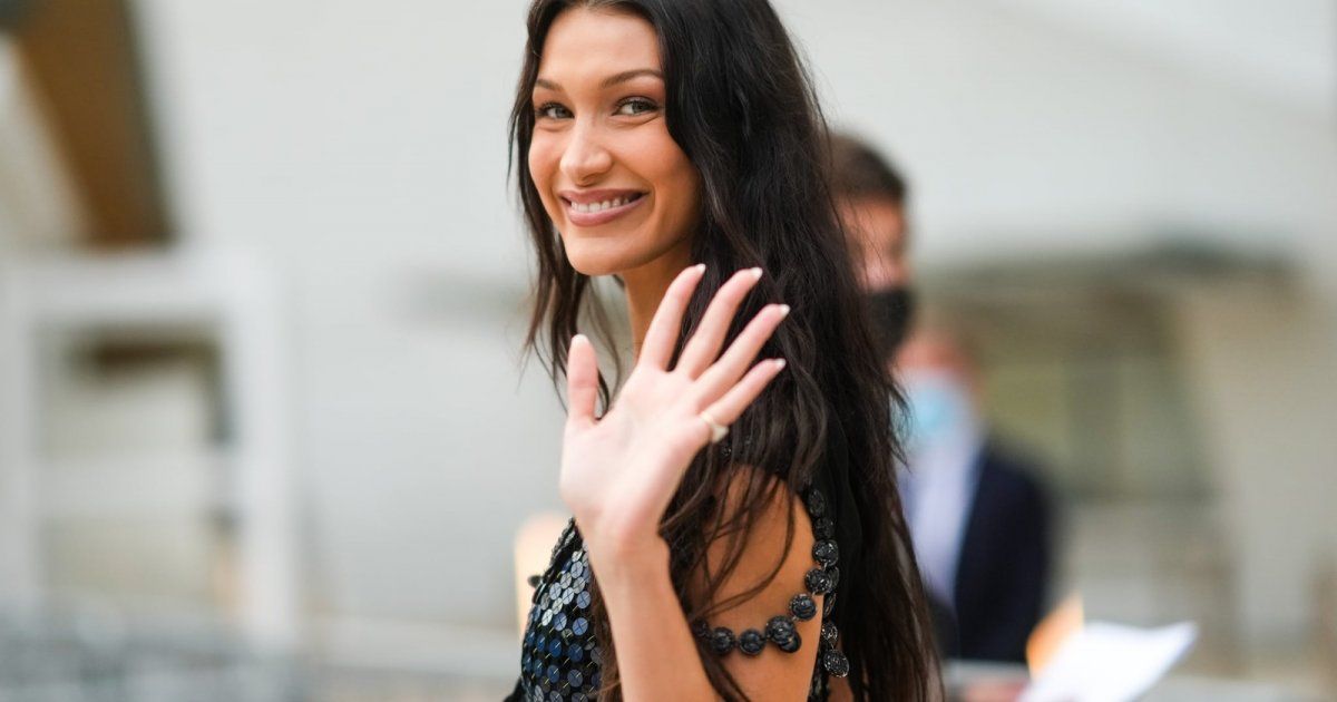 شاهد .. بيلا حديد تعيد إحياء فستان من عام 1959.. شاهدوا إطلالتها