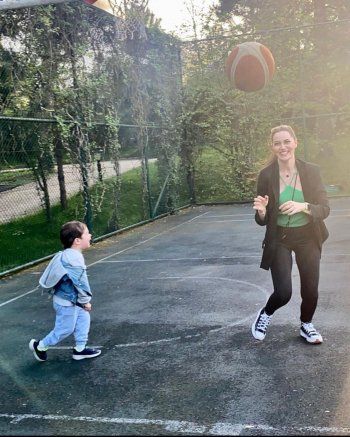 شاهد .. بوراك أوزجفيت وفهرية أفجان يستمتعان بوقتهما.. ويستعرضان هذه المهارة