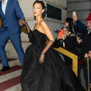 شاهد .. بيلا حديد تعيد إحياء فستان من عام 1959.. شاهدوا إطلالتها