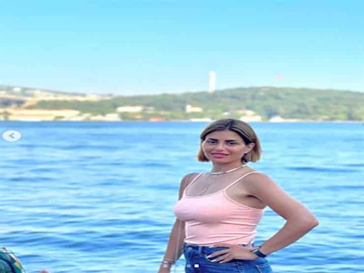 اتفرج – منة فضالي “بتدلع” داخل سيارتها بظهور مفيش أحلي من كدة