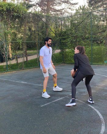 شاهد .. بوراك أوزجفيت وفهرية أفجان يستمتعان بوقتهما.. ويستعرضان هذه المهارة