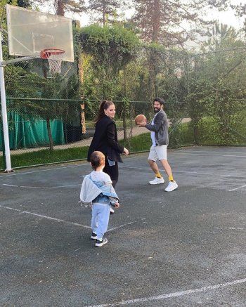 شاهد .. بوراك أوزجفيت وفهرية أفجان يستمتعان بوقتهما.. ويستعرضان هذه المهارة