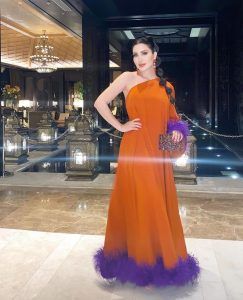 اتفرج – نسرين طافش تخطف الأضواء بـ”البرتقالي” الجذاب