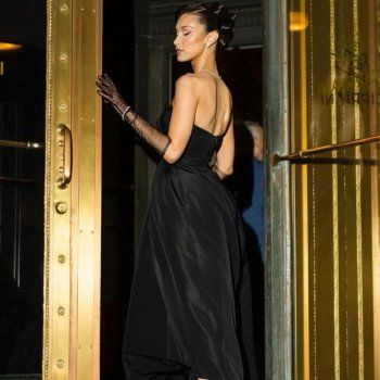 شاهد .. بيلا حديد تعيد إحياء فستان من عام 1959.. شاهدوا إطلالتها