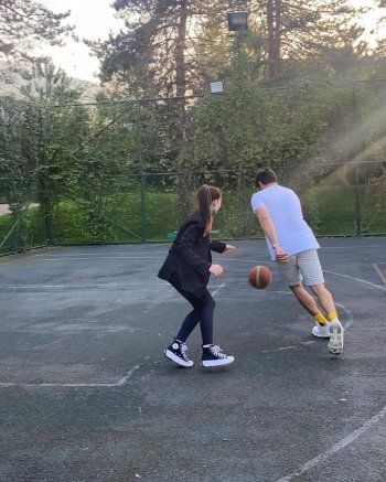 شاهد .. بوراك أوزجفيت وفهرية أفجان يستمتعان بوقتهما.. ويستعرضان هذه المهارة