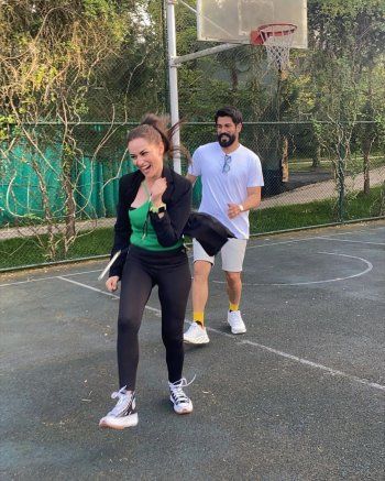 شاهد .. بوراك أوزجفيت وفهرية أفجان يستمتعان بوقتهما.. ويستعرضان هذه المهارة