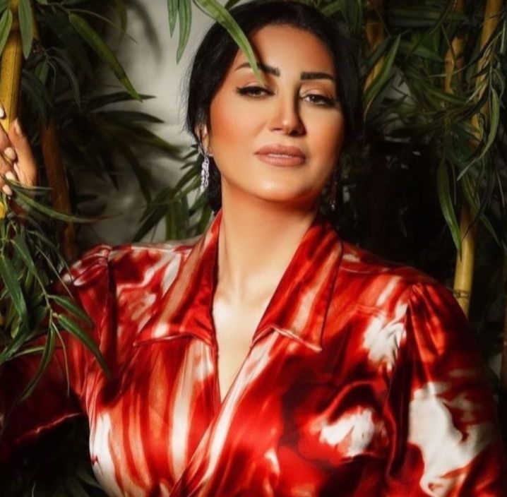 وفاء عامر تسحر متابعيها باللون الاحمر – شاهد