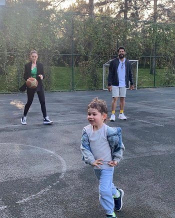 شاهد .. بوراك أوزجفيت وفهرية أفجان يستمتعان بوقتهما.. ويستعرضان هذه المهارة