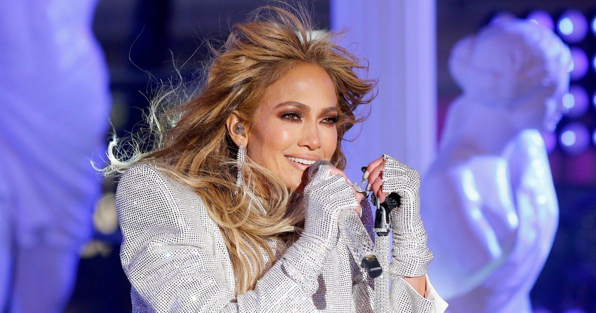 شاهد .. بالصورة - جينيفر لوبيز في نزهة تسوق في بيفرلي هيلز كم يبلغ سعر قميصها؟