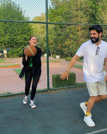 شاهد .. بوراك أوزجفيت وفهرية أفجان يستمتعان بوقتهما.. ويستعرضان هذه المهارة