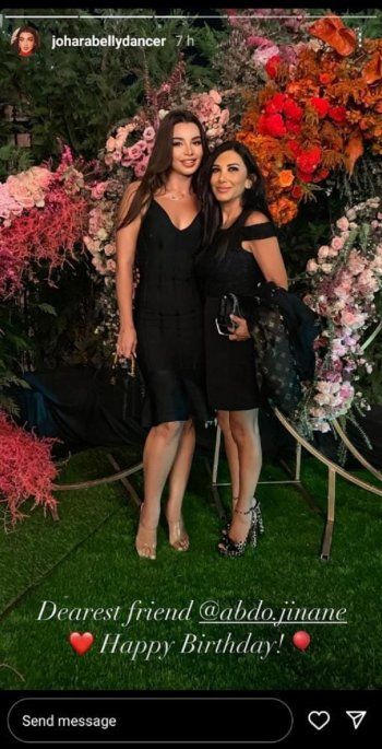 شاهد .. جوهرة تعايد صديقتها بعيد ميلادها.. وجمالهما محط الأنظار