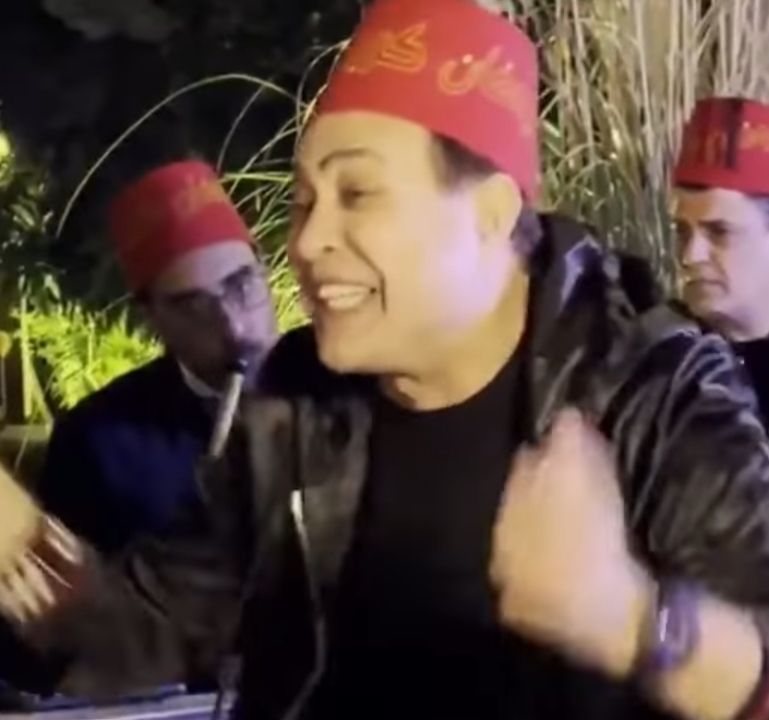 حكيم يخطف الانظار بأغنية “حلوين من يومنا” من داخل خيمته- فيديو