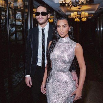 شاهد .. كيم كارداشيان بإطلالة فضية لامعة.. وجمالها حديث الكثيرين