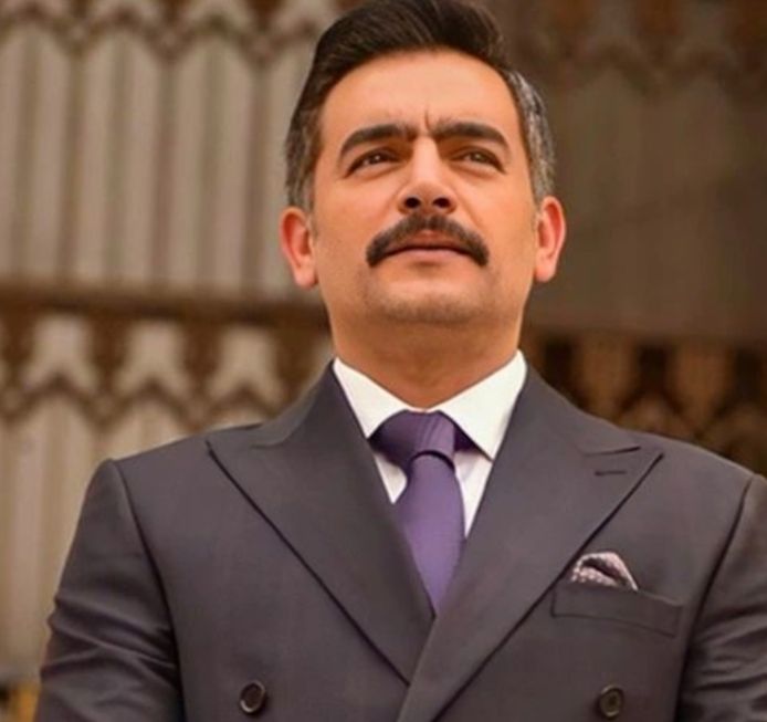 بصورة من الكواليس .. هاني سلامة يشوق جمهوره للحلقة الأخيرة من ملف سري