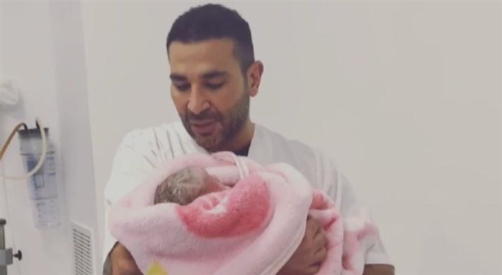 أحمد سعد يرزق بمولودته “عاليا” علي اسم زوجته