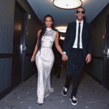 شاهد .. كيم كارداشيان بإطلالة فضية لامعة.. وجمالها حديث الكثيرين