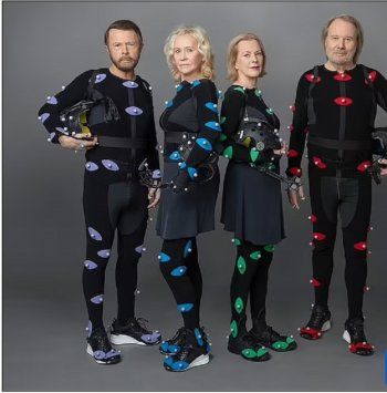 شاهد .. بالصورة - فرقة ABBA السويدية تتعاون مع علامة إيطالية شهيرة لملابس جولتها