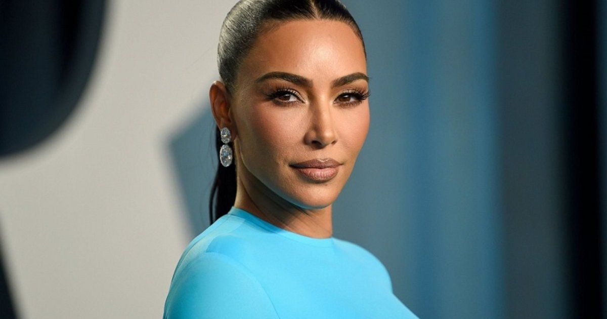 شاهد .. كيم كارداشيان بإطلالة فضية لامعة.. وجمالها حديث الكثيرين