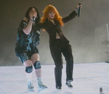 شاهد .. بيلي إيليش تفاجئ المتابعين بإكتسابها وزن زائد