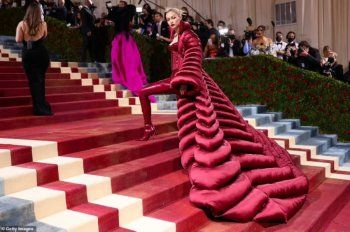 شاهد .. أبرز اطلالات النجوم في الـ Met Gala..بليك ليفلي الأجمل وكيم كارداشيان بفستان مارلين مونرو وخطيب كورتني يرتدي تنورة