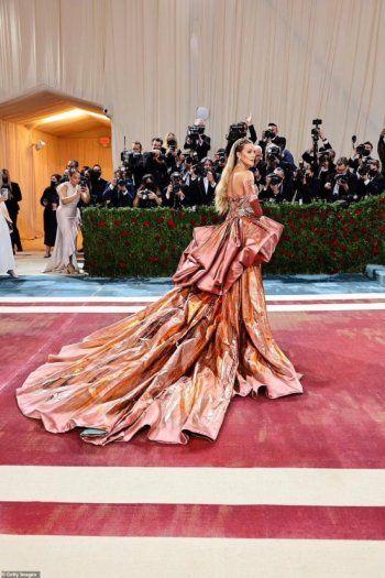 شاهد .. أبرز اطلالات النجوم في الـ Met Gala..بليك ليفلي الأجمل وكيم كارداشيان بفستان مارلين مونرو وخطيب كورتني يرتدي تنورة